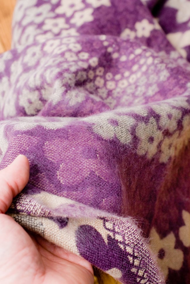 〔185cm×65cm〕ネパールの伝統柄ショール - パープルフラワーの商品写真 6枚目 とても肌触りがよく、チクチクもしないので、チクチクマフラーが苦手な方にもオススメです。