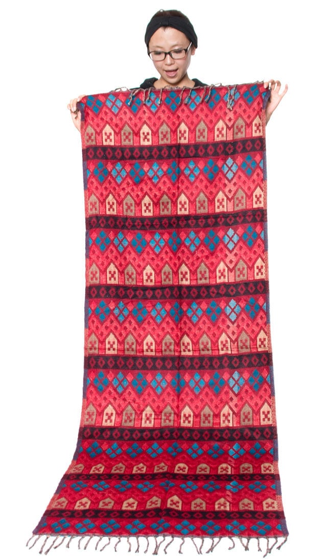 〔185cm×65cm〕ネパールの伝統柄ショール - パープルフラワーの商品写真 7枚目 大きさの参考にモデルさんが同じ大きさのストールを持って見ました。