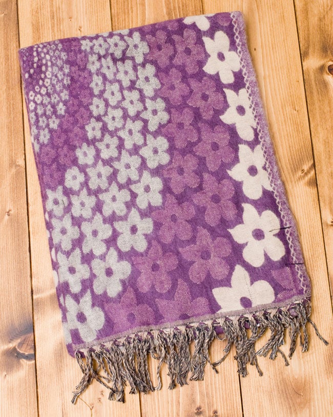 〔185cm×65cm〕ネパールの伝統柄ショール - パープルフラワーの商品写真 1枚目 綺麗な伝統模様がデザインされています