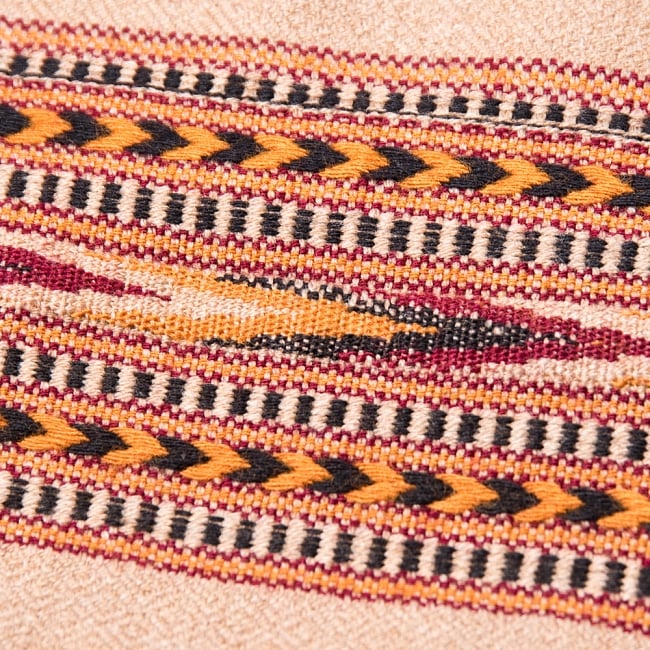 〔224cm×96cm〕ヒマラヤ山麓のクル地方伝統の大判ショール　ストール　-　ベージュ 2 - 柄の拡大写真です。緻密に織られています。
