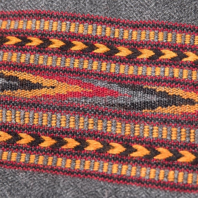 〔224cm×96cm〕ヒマラヤ山麓のクル地方伝統の大判ショール　ストール　-　ダークグレー 2 - 柄の拡大写真です。緻密に織られています。