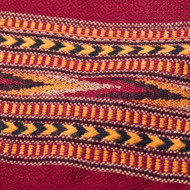 〔224cm×96cm〕ヒマラヤ山麓のクル地方伝統の大判ショール　ストール　-　レッド 2 - 柄の拡大写真です。緻密に織られています。