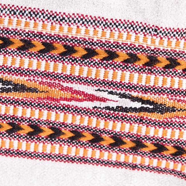 〔224cm×96cm〕ヒマラヤ山麓のクル地方伝統の大判ショール　ストール　-　ホワイト 2 - 柄の拡大写真です。緻密に織られています。