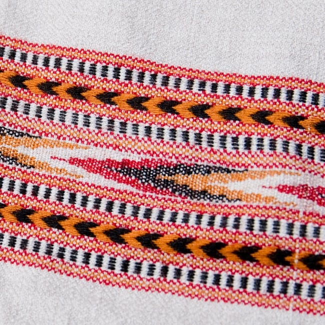 〔224cm×96cm〕ヒマラヤ山麓のクル地方伝統の大判ショール　ストール　-　ホワイト×レッド 2 - 柄の拡大写真です。緻密に織られています。