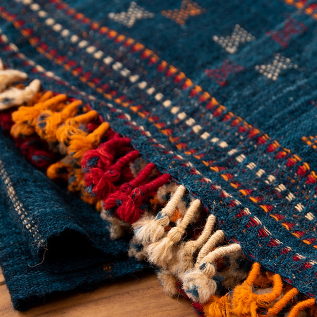 【1点もの】ブジョーディ村の手織りショール 2 - 端にはたっぷりのフリンジがほどこされています。