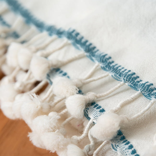 ブジョーディ村の手織りショール 3 - 端にはたっぷりのフリンジがほどこされています。