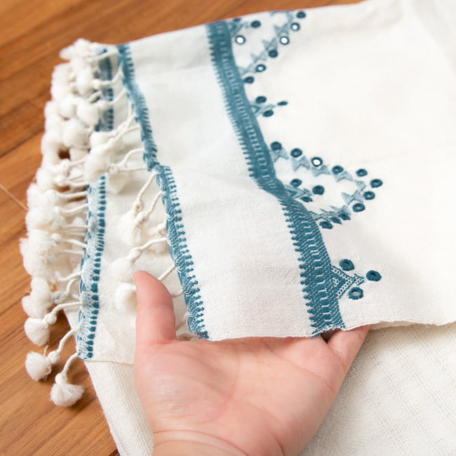 ブジョーディ村の手織りショール 5 - メリノウールは肌触り柔らかでとても気持ちの良い素材です。