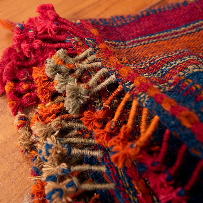 【1点もの】ブジョーディ村の手織りショール 3 - 端にはたっぷりのフリンジがほどこされています。