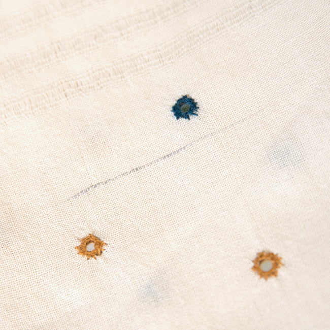 【1点もの】ブジョーディ村の手織りショール 14 - こちらの商品は、一部の糸がの色が異なって織られています。ご了承くださいませ。