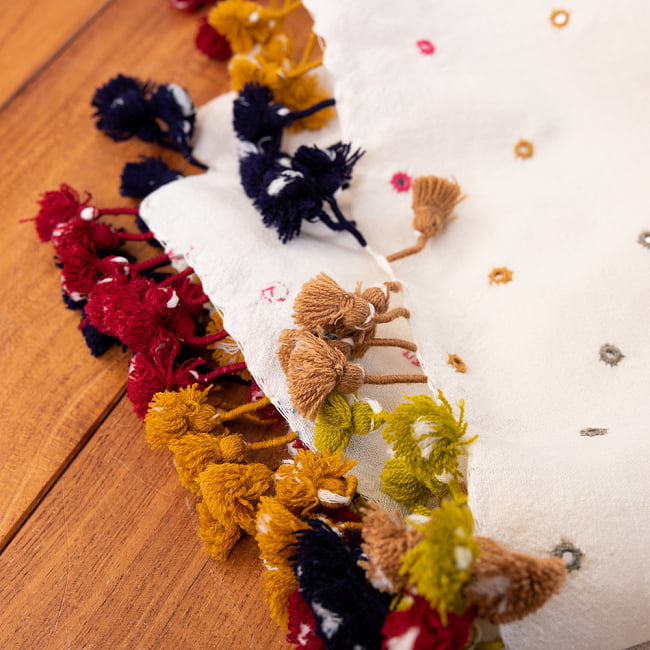 【1点もの】ブジョーディ村の手織りショール 3 - 端にはたっぷりのフリンジがほどこされています。