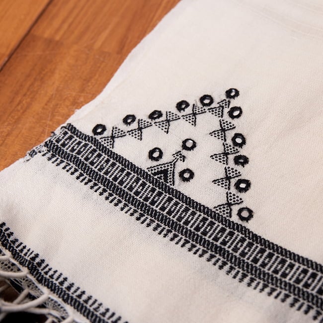 ブジョーディ村の手織りショール 2 - 絶妙な色の組み合わせが可愛いですね。