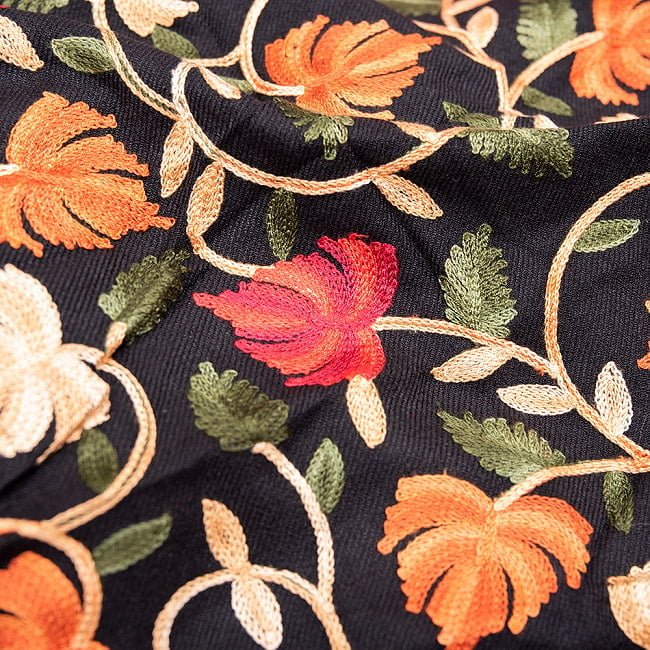 【約200cm×100cm】カシミール刺繍の大判ストール 3 - 繊細な刺繍ステッチで花柄を描いています。