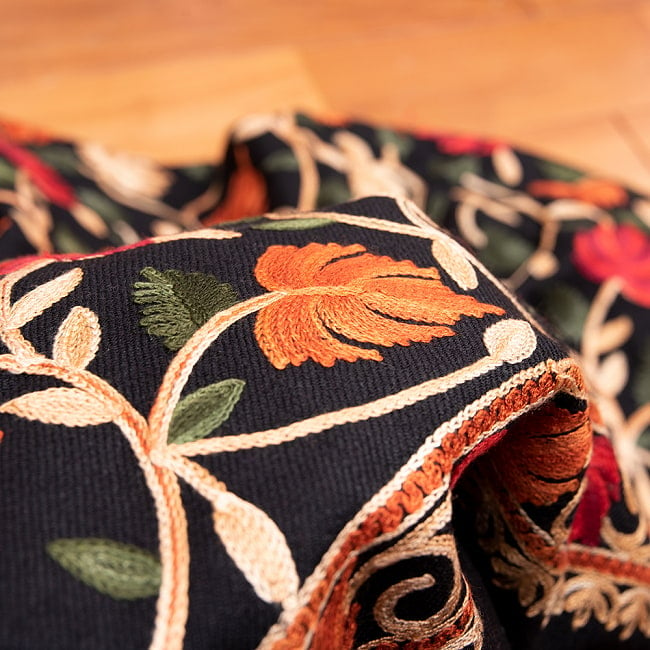 【約200cm×100cm】カシミール刺繍の大判ストール 9 - 光沢のある糸が高級感を出しています。