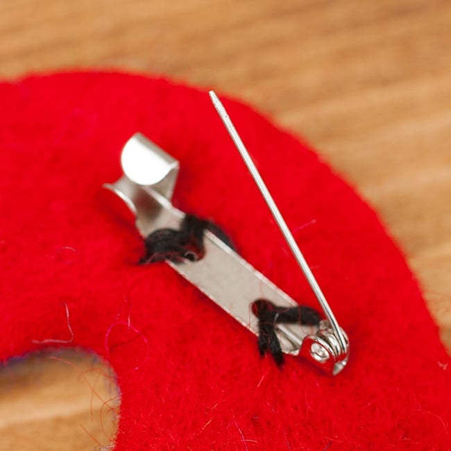 【5個セット】虹と雲のスマイルブローチ 5 - 服などにピン留めできるようになっています。