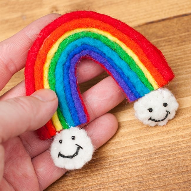 【10個セット】虹と雲のスマイルブローチ 6 - 手に取るとこれくらいの大きさです。