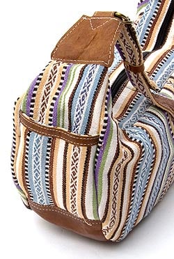 エスノ刺繍のバナナ型レザーショルダーバッグ - クリーム系 - サブ4