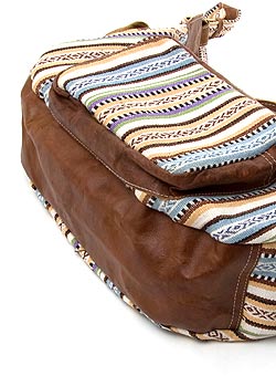 エスノ刺繍のバナナ型レザーショルダーバッグ - クリーム系 - サブ5