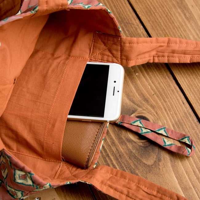 インド綿のトートバッグ　【ネイビー】 7 - 携帯電話やキーケースがすっぽり入る内ポケット付き！