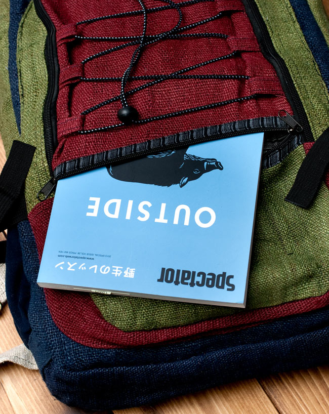 ヘンプ素材のカラフルリュックサック - 柄なし 11 - 奥まで収納が続いているので、B5版サイズの雑誌もすっぽりと入ります。幅としてはA4も可能で、上下のスペースを使えば入ります。