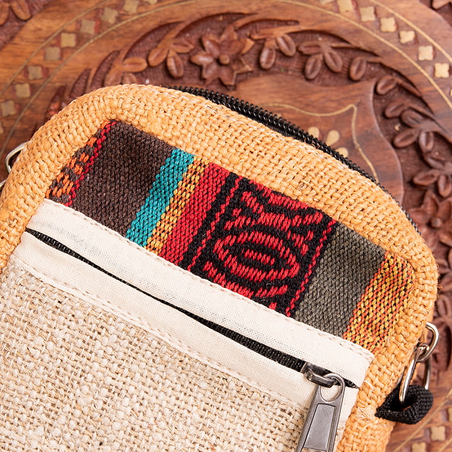 ヘンプのミニポシェット - ベージュ×赤系 2 - アップにして撮ってみました。