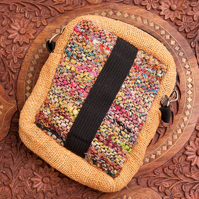 ヘンプのミニポシェット - ベージュ×赤系 3 - 裏側はこんな感じです。ベルト通しもありますので、ベルトに通して、パンツにそのまま付けてもGOODですね。