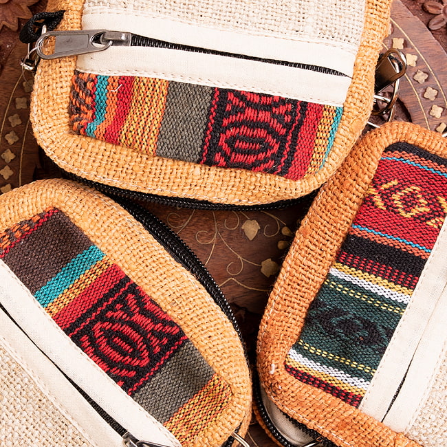 ヘンプのミニポシェット - ベージュ×赤系 5 - 基本的に同じ雰囲気ですが、手作り品の為、一品づつ生地の柄は若干ことなっております。