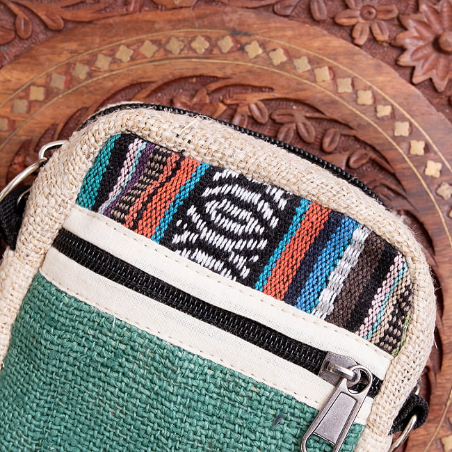ヘンプのミニポシェット -緑×トライバル 2 - アップにして撮ってみました。