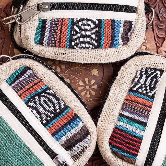 ヘンプのミニポシェット -緑×トライバル 5 - 基本的に同じ雰囲気ですが、手作り品の為、一品づつ裏面も1点1点多少異なります。どれも素敵ですね＾＾