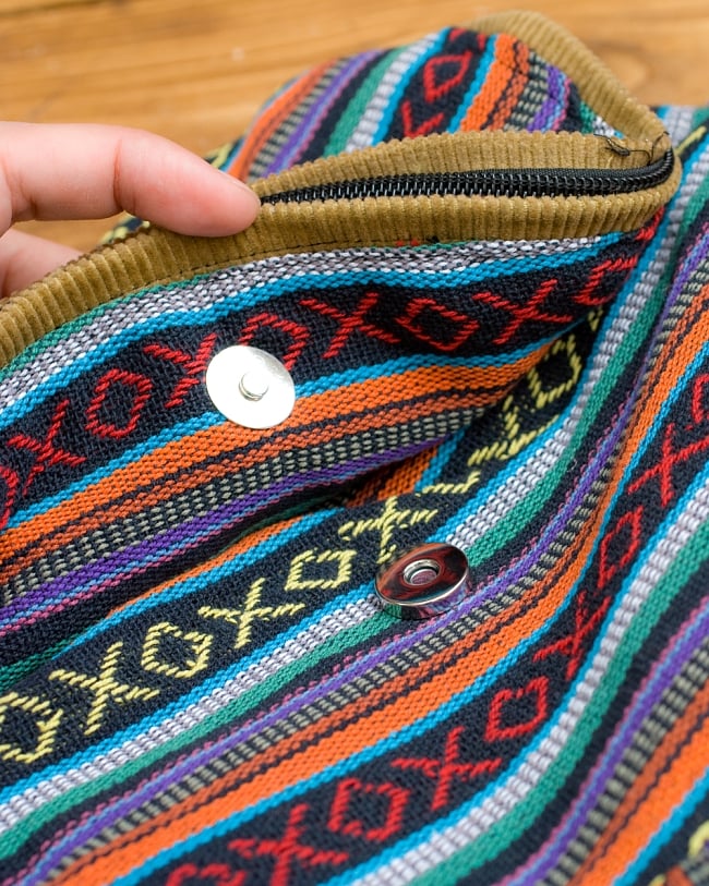 【収納たっぷり！】エスノ刺繍のショルダーバッグ - オレンジxブルー系 10 - マグネット部分です。（写真の商品は同じサイズの色違いです。）