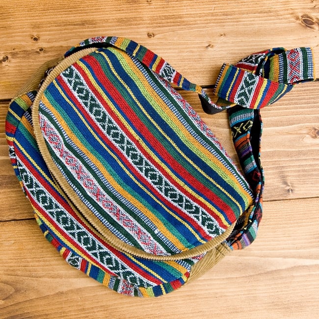 【収納たっぷり！】エスノ刺繍のショルダーバッグ - カラフル系の写真1枚目です。全体の写真です。エスニック バッグ,リュックサック