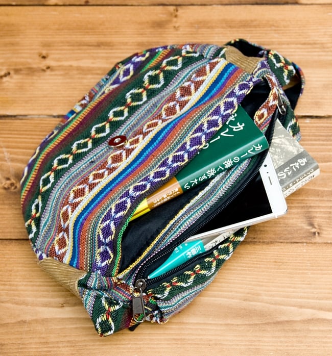 【収納たっぷり！】エスノ刺繍のショルダーバッグ - 緑色系 6 - バッグの中の収納スペースも十分にあります。