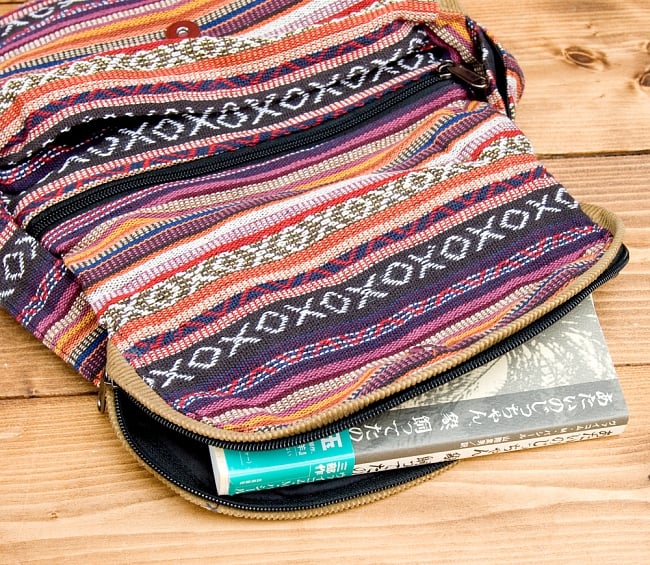 【収納たっぷり！】エスノ刺繍のショルダーバッグ - ピンクxパープル 5 - バックのフタ部分には収納部分が有ります。縦18.5cm、横13.5cm、厚さ1.5cmの本入ります。
