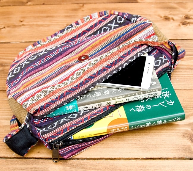 【収納たっぷり！】エスノ刺繍のショルダーバッグ - ピンクxパープル 6 - バッグの中の収納スペースも十分にあります。