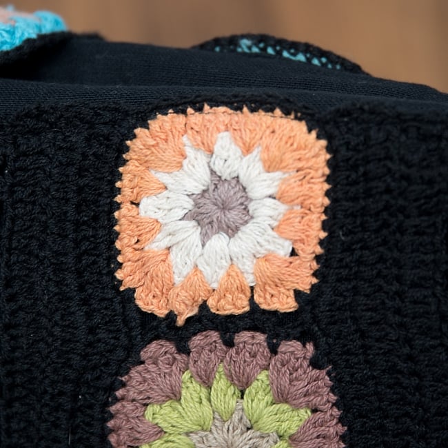 お花刺繍のショルダーバッグ【丸型】ブラック 3 - 刺繍部分をアップにしてみました。手作りの為、細かい配色はそれぞれ異なりますが、どれもとってもかわいいです＾＾