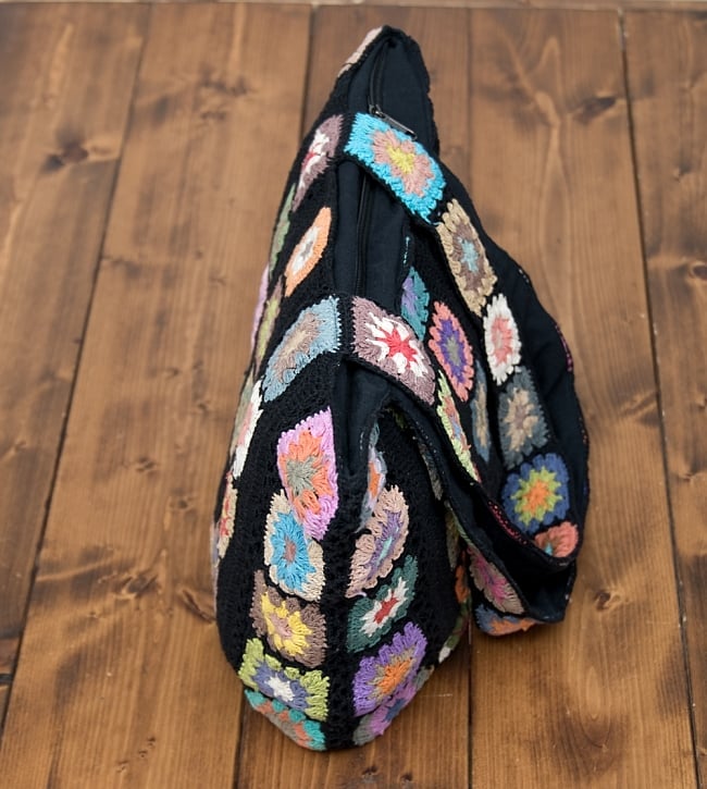 お花刺繍のショルダーバッグ【丸型】ブラック 4 - サイドはこの様になっています