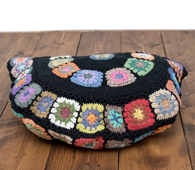 お花刺繍のショルダーバッグ【丸型】ブラック 6 - 底まで可愛いです！