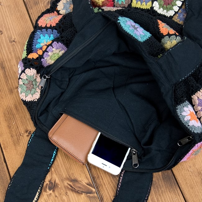 お花刺繍のショルダーバッグ【丸型】ブラック 9 - 携帯やキーケースがすっぽり入る大きめの内ポケット付き！