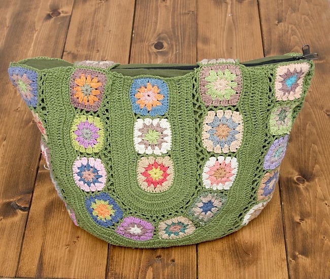 お花刺繍のショルダーバッグ【丸型】グリーン 2 - お花柄がとても可愛いです！