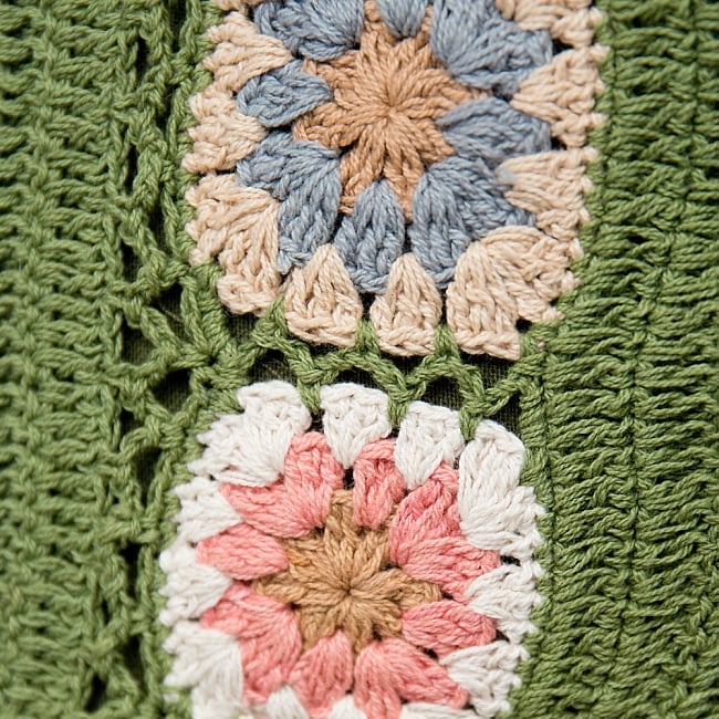 お花刺繍のショルダーバッグ【丸型】グリーン 3 - 刺繍部分をアップにしてみました。手作りの為、細かい配色はそれぞれ異なりますが、どれもとってもかわいいです＾＾