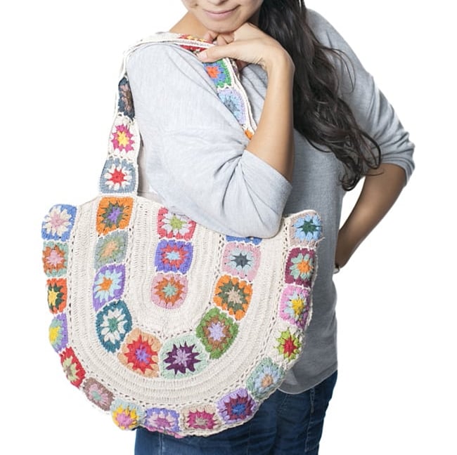 お花刺繍のショルダーバッグ【丸型】アイボリー 12 - 実際に持ってみるとこのくらいの大きさです