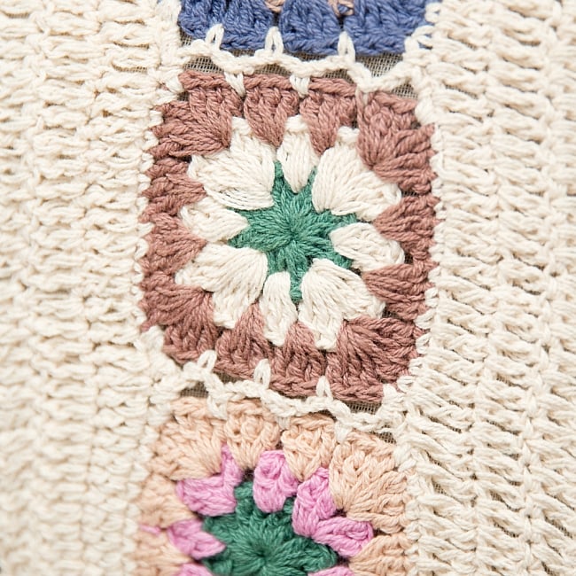 お花刺繍のショルダーバッグ【丸型】アイボリー 3 - 刺繍部分をアップにしてみました。手作りの為、細かい配色はそれぞれ異なりますが、どれもとってもかわいいです＾＾