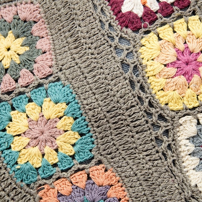 お花刺繍のショルダーバッグ【丸型】グレー 3 - 刺繍部分をアップにしてみました。手作りの為、細かい配色はそれぞれ異なりますが、どれもとってもかわいいです＾＾