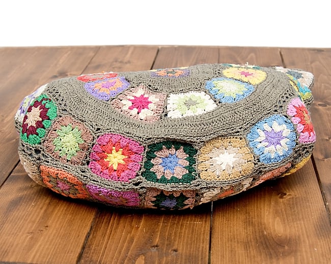 お花刺繍のショルダーバッグ【丸型】グレー 6 - 底まで可愛いです!