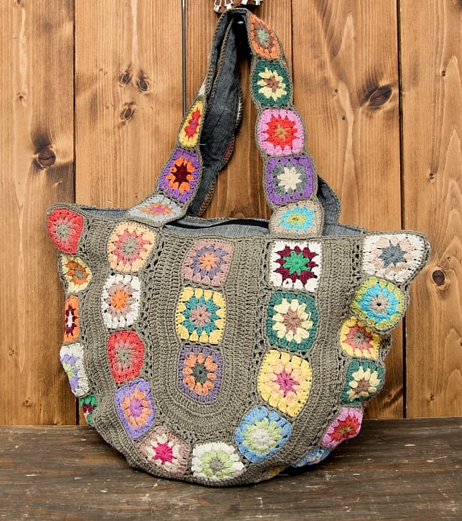 お花刺繍のショルダーバッグ【丸型】グレーの写真1枚目です。ネパールから来た刺繍がとっても素敵なバッグです＾＾ショルダーバッグ,カバン,バッグ
