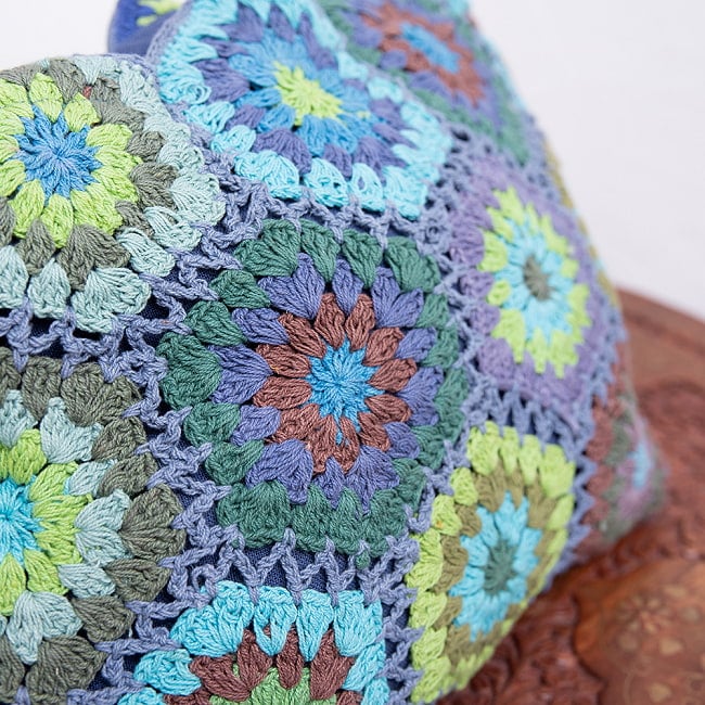 お花刺繍のショルダーバッグ【山型・小】ライトパープル 3 - 刺繍部分をアップにしてみました。手作りの為、細かい配色はそれぞれ異なりますが、どれもとってもかわいいです＾＾