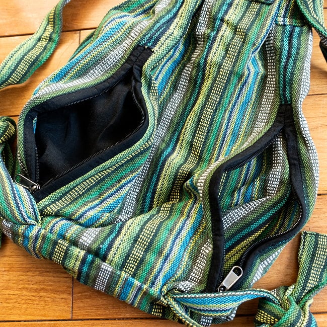 ネパールゲリのバックパック - 緑系ストライプ 5 - 背中側には2つジッパーがあり、片方は小さなポケット、もう片方はリュック内部につながっています。