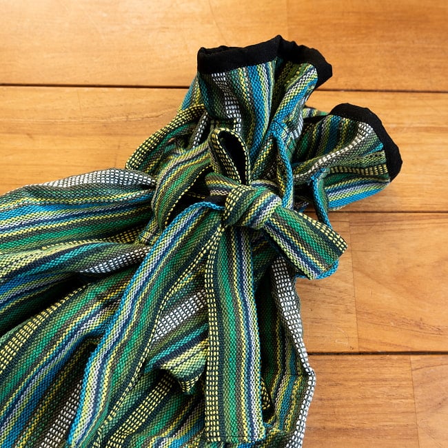 ネパールゲリのバックパック - 緑系ストライプ 6 - 上部はこのようにしばって閉じます。