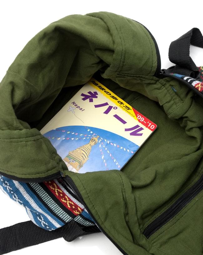 ネパールゲリのバックパック - 白系 9 - マチ部分の写真です。ちょっとした本を横におけるぐらいの余裕があります。