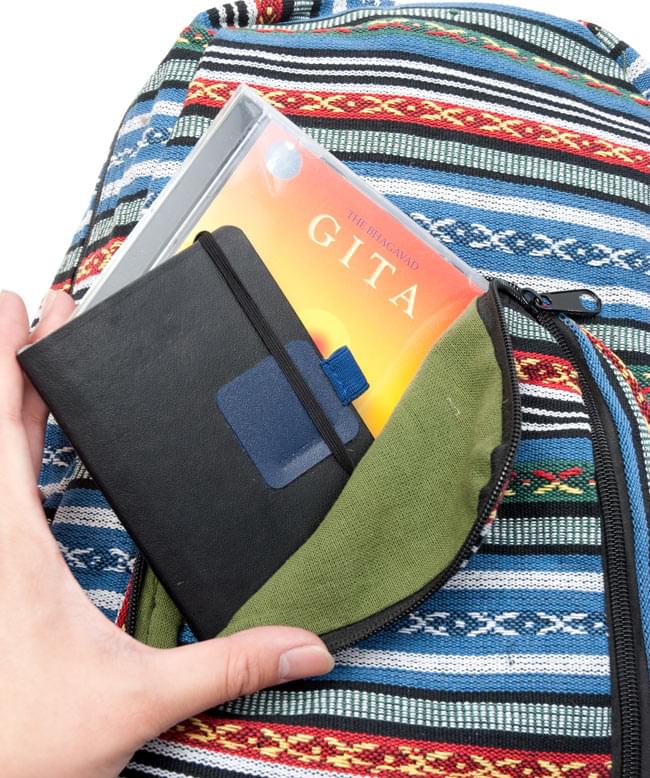 ネパールゲリのバックパック - 青×緑系 5 - 背面のサブ収納は、CDが余裕で入るくらいの大きさです。ちょっとした物を入れておくのには十分だと思います。