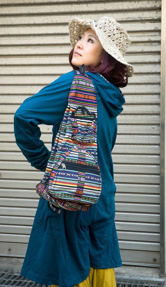 折りたためるから便利!おにぎりバックパック 11 - 身長150?のスタッフが持ってみました。ワンショルダーとしても使えます。